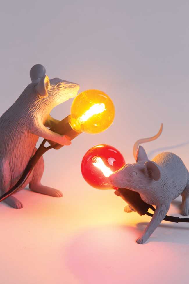 Topino con lampada rossa e gialla