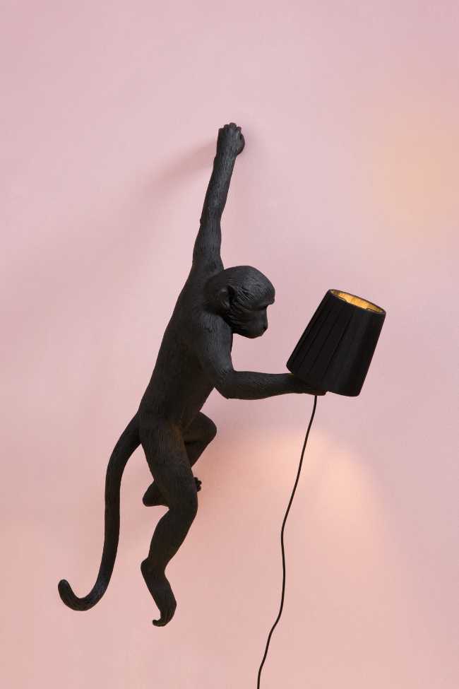 Scimmie nere con lampade