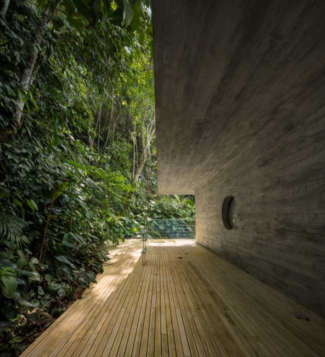 extérieur en béton exposé avec des lattes de bois