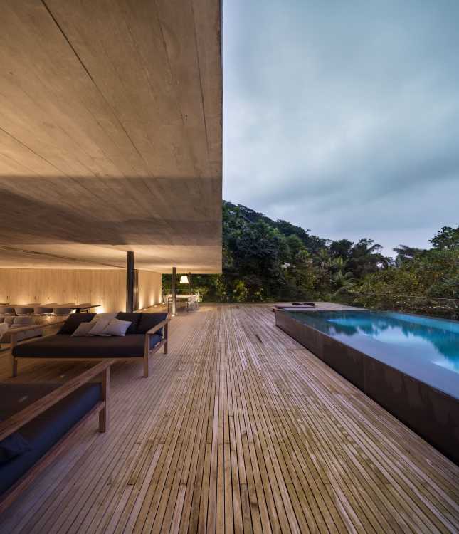 piscine extérieure minimaliste en lattes de bois à l'extérieur