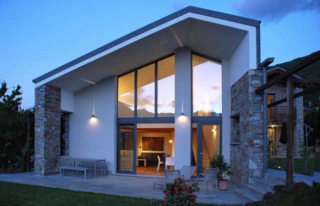 Vela della copertura caratterizza il corpo di fabbrica