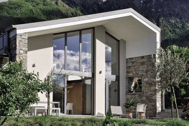 Forme e materiali moderni per un cottage