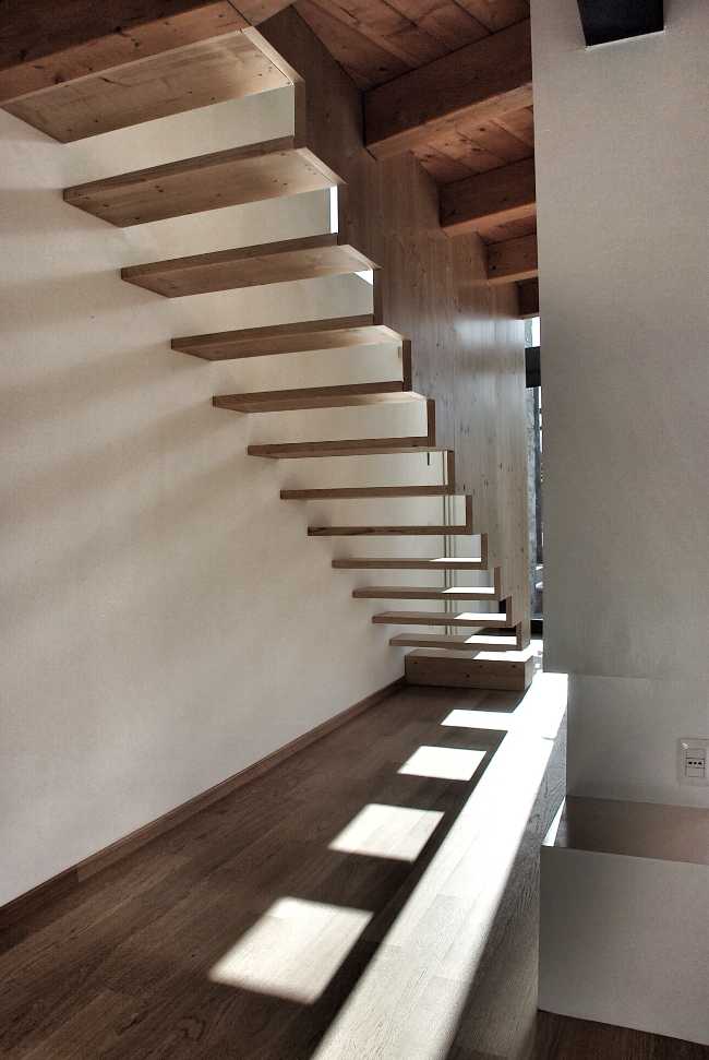 Scalinata in legno in un cottage