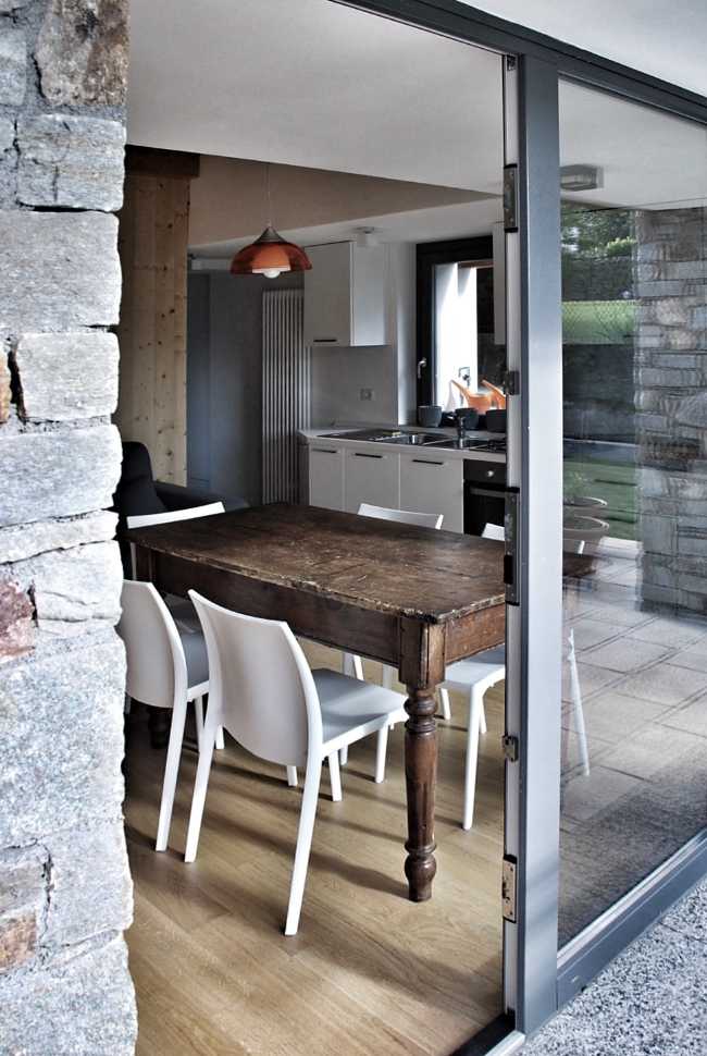 Vetro e mattoni per un cottage sul lago di Como