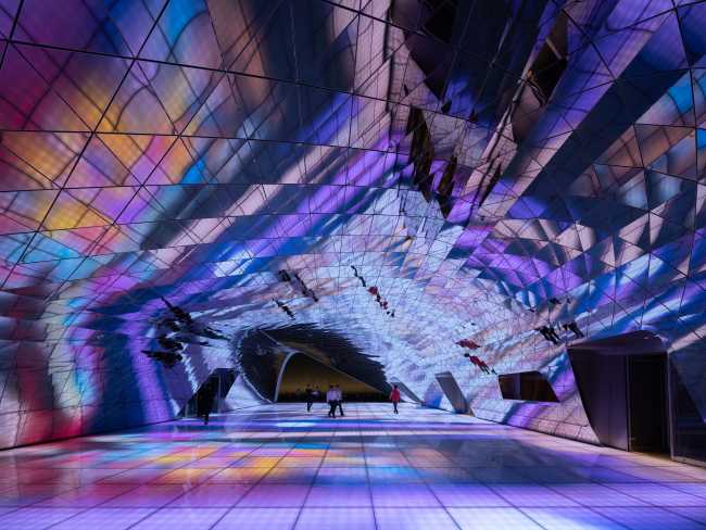 interior local proyecciones juego colores