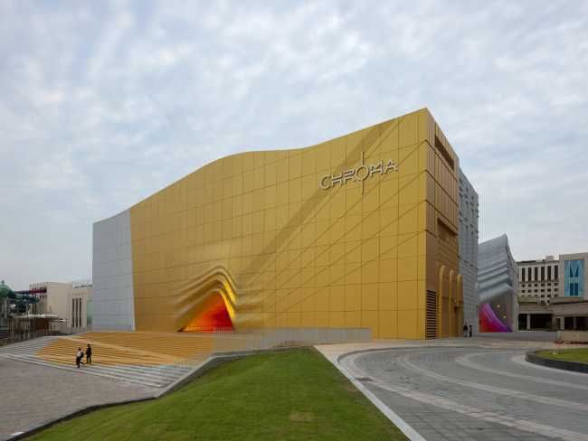 exterior detalle entrada escalera de color oro paneles cemento