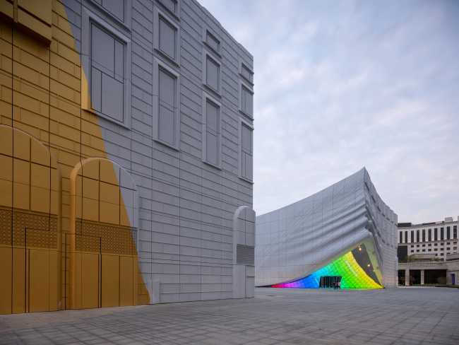 fachada proyecciones colores paneles de cemento oro gris