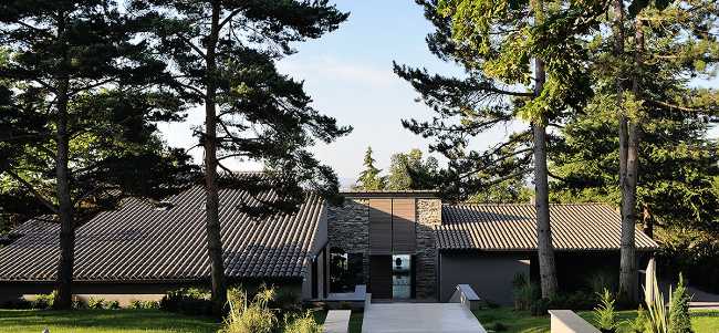 Gioco di contrasti per una villa, tra colori e forma