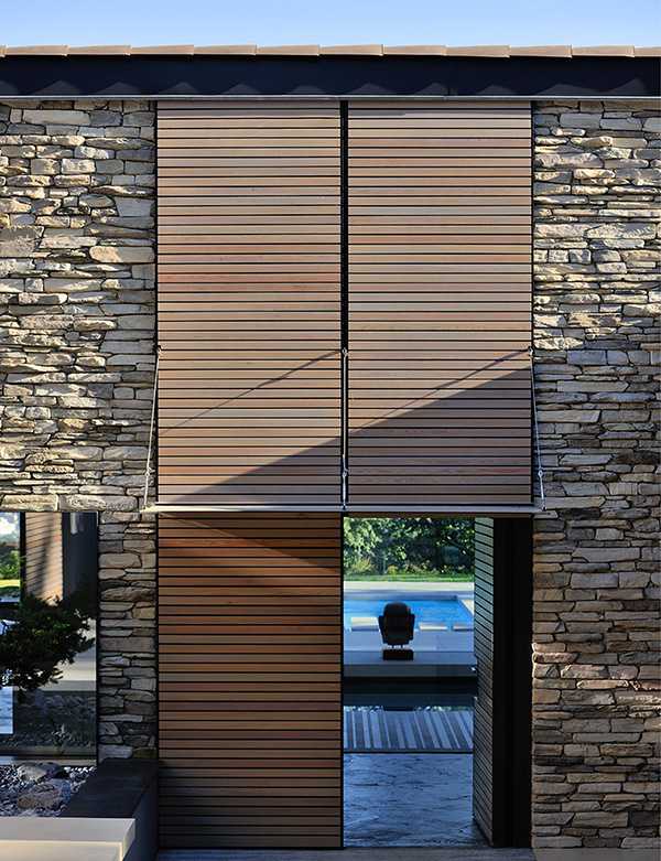 Villa in pietra tra acqua a natura