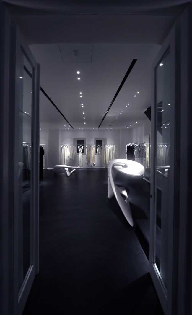 camerini negozio arredi scultorei bianchi forme organiche