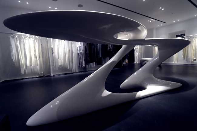 tavolo espositore negozio arredi scultorei bianchi forme organiche