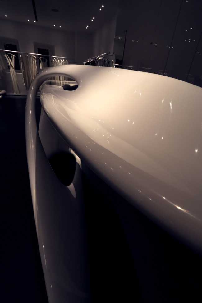 tavolo espositore negozio arredi scultorei bianchi forme organiche