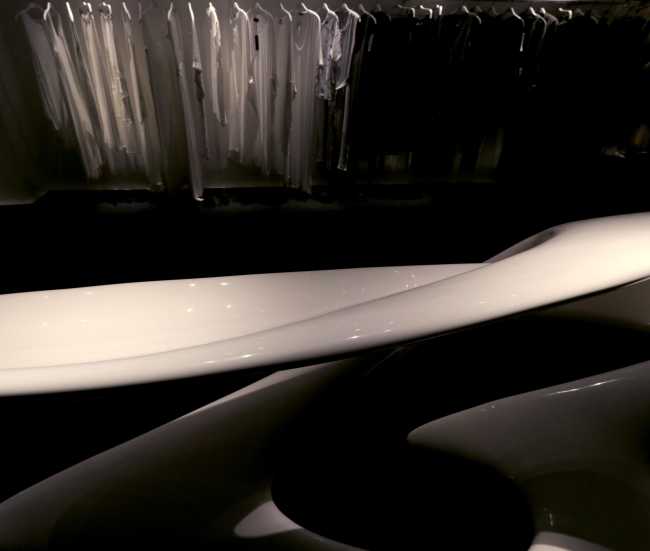 tavolo espositore negozio arredi scultorei bianchi forme organiche