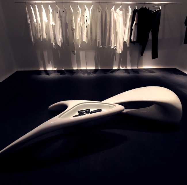 tavolo espositore negozio arredi scultorei bianchi forme organiche