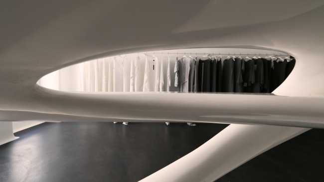 dettaglio tavolo espositore negozio arredi scultorei bianchi forme organiche