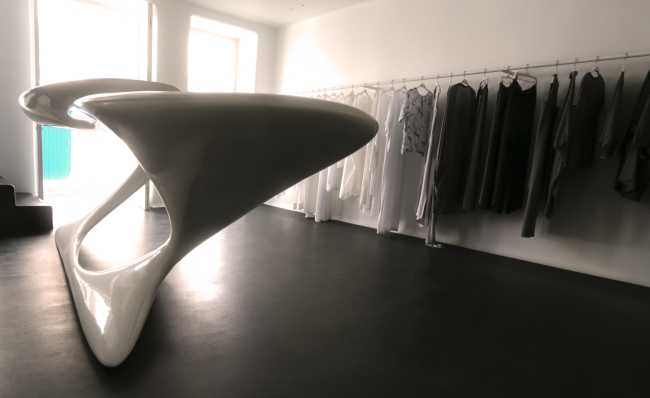 tavolo espositore negozio arredi scultorei bianchi forme organiche