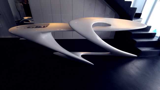 tavolo espositore negozio arredi scultorei bianchi forme organiche