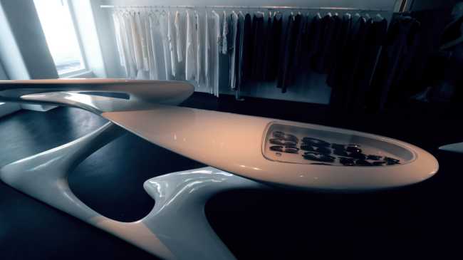 tavolo espositore negozio arredi scultorei bianchi forme organiche