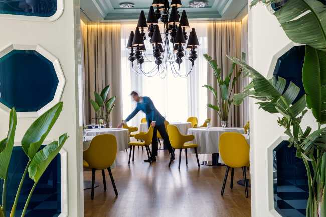 ristorante colori pastello sedute imbpottite