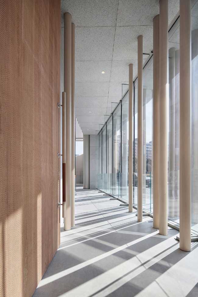 corridoio vetrata finiture rivestimento legno