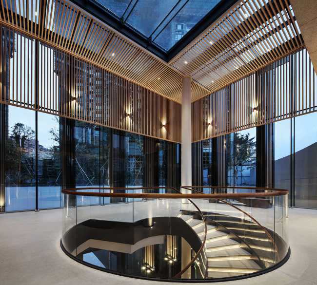 hall vetro scala chiocciola parapetto legno