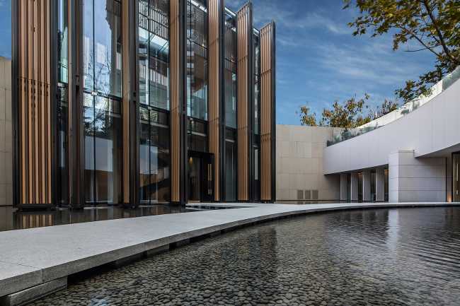 esterno acqua pietre vetrata doppia altezza