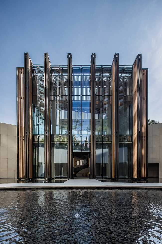 esterno acqua pietre vetrata doppia altezza montanti metallo