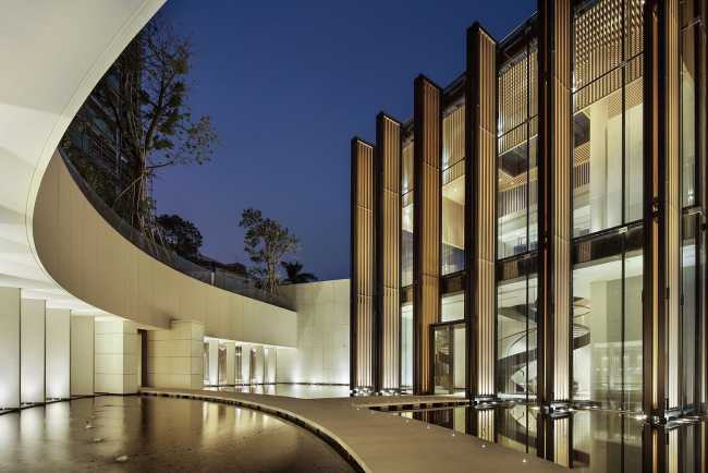 esterno acqua pietre vetrata doppia altezza montanti metallo