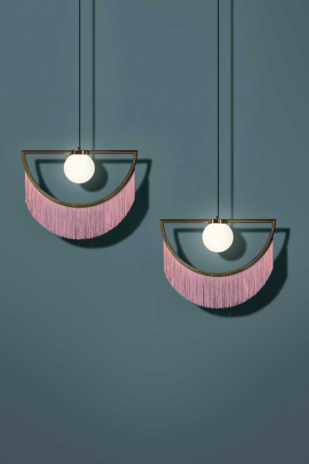 lampade sospese e parete pietra e raffia