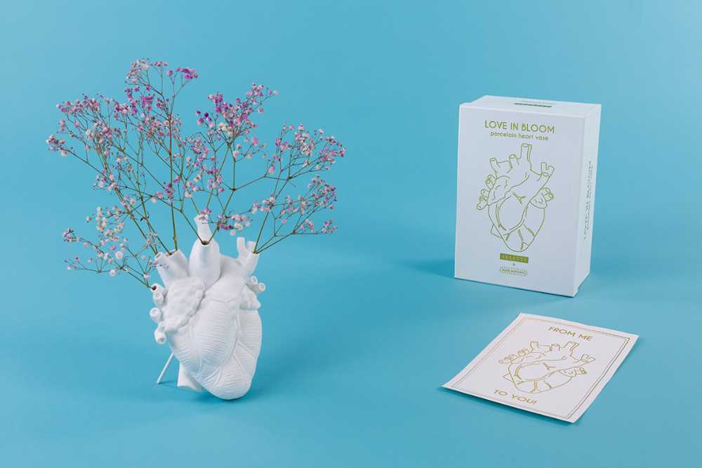 wall-mounted porcelain heart with flowers
