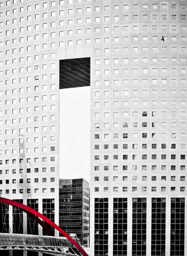 Fachada de edificio blanco y negro