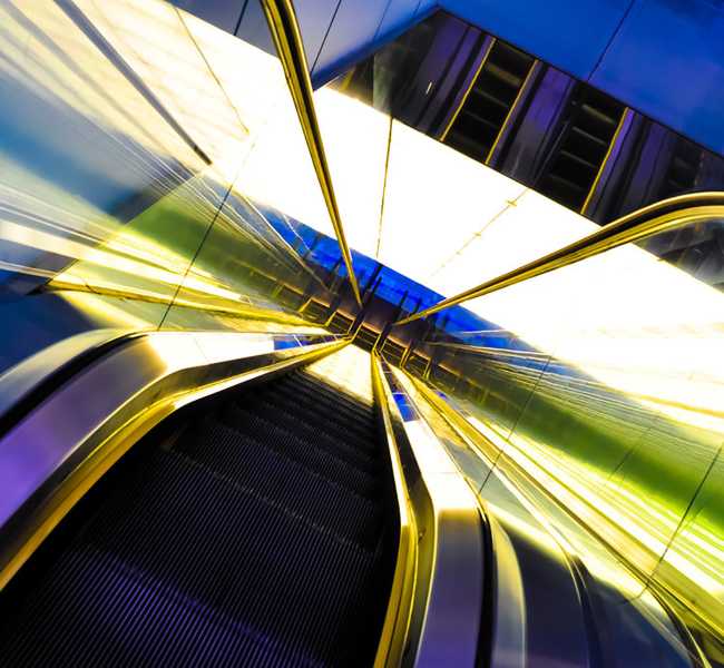 Fachada de edificio blanco y negro