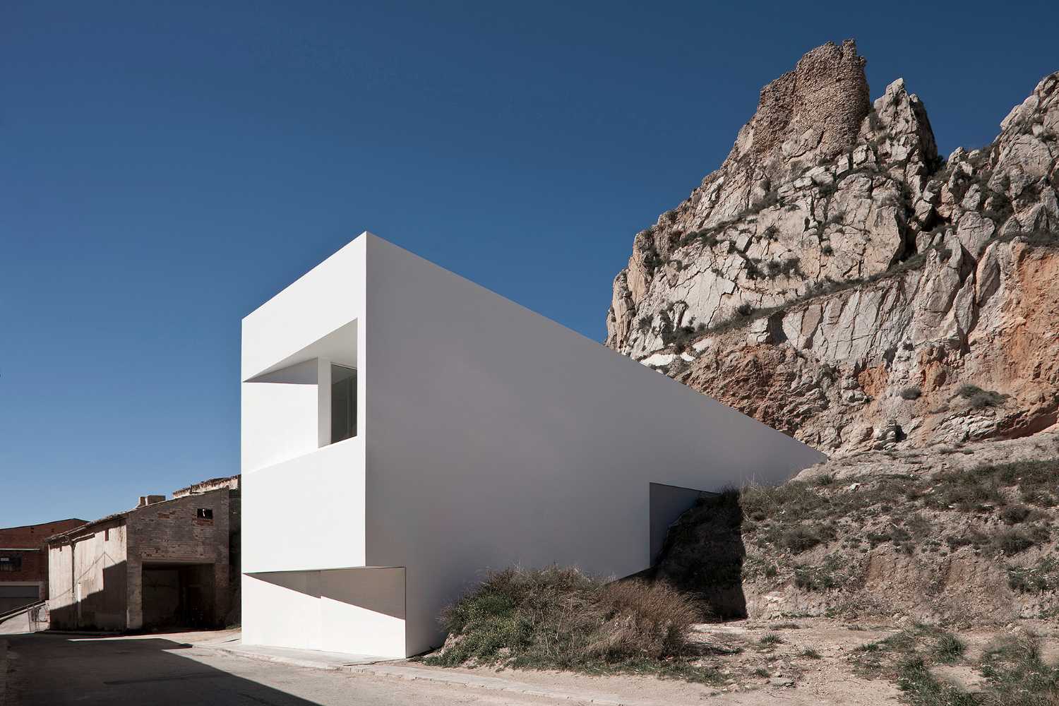 Casa blanca en las montañas de valencia