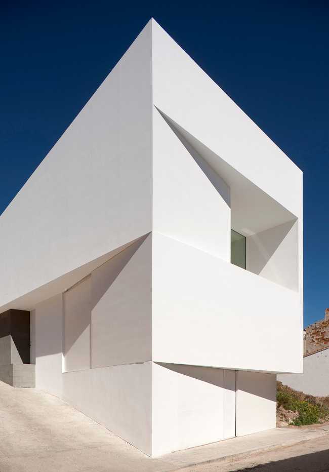Contemporary white volumes