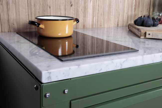 Cocina verde con encimera de mármol modular