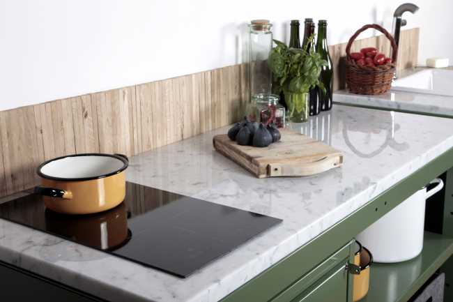 Cocina verde con encimera de mármol modular