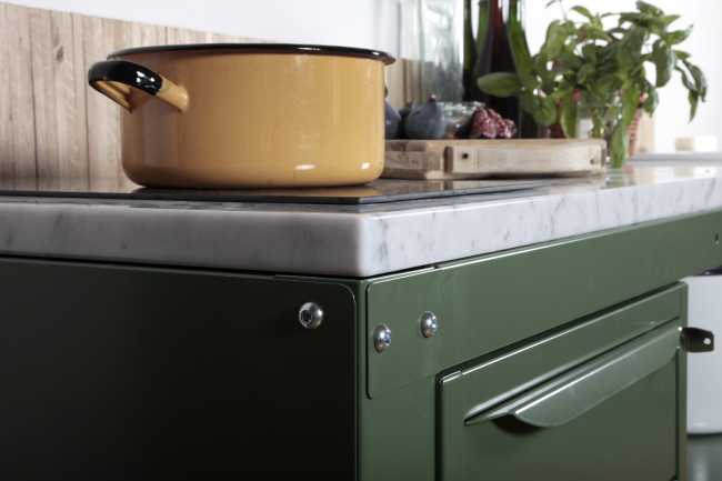 Cocina verde con encimera de mármol modular