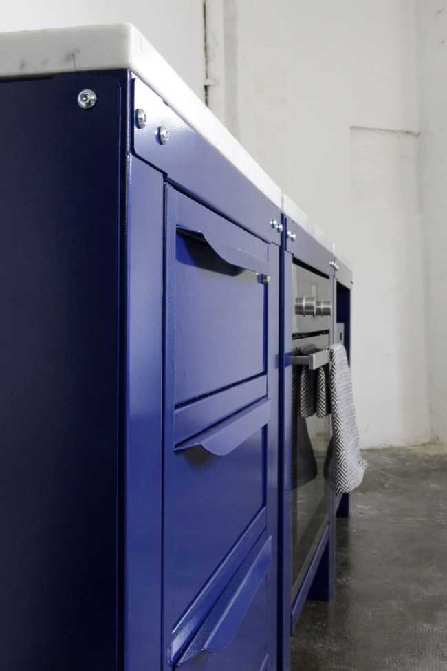 Cocina azul con encimera de mármol modular