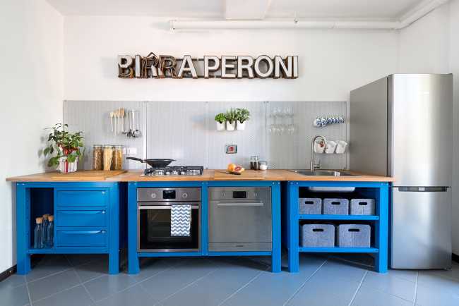 Cocina azul con encimera de madera