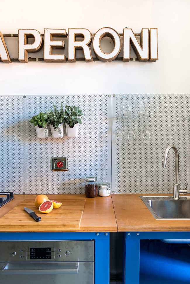Cocina azul con encimera de madera
