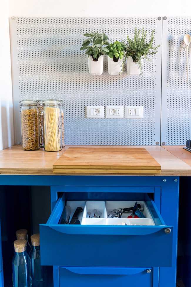 Cocina azul con encimera de madera