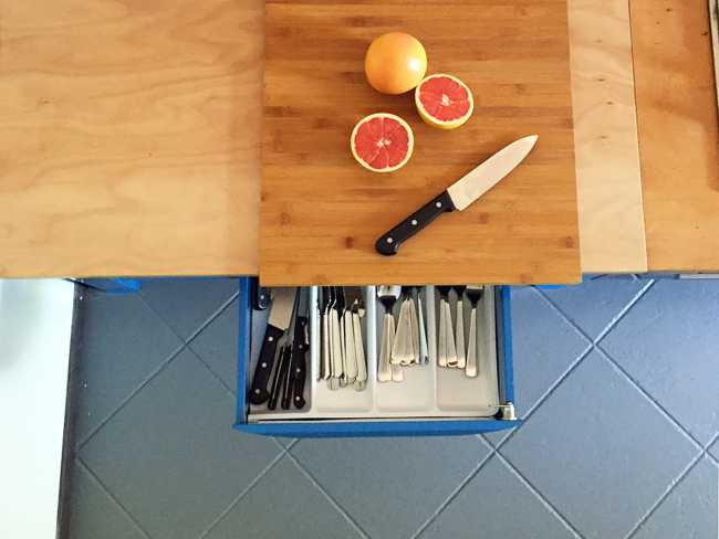 Cocina azul con encimera de madera