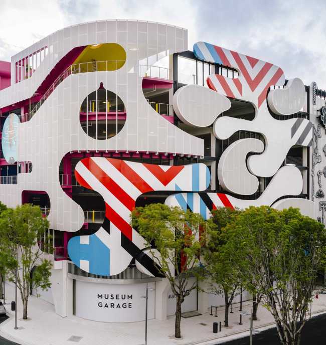 Facciata di un parcheggio colorata e curvilinea