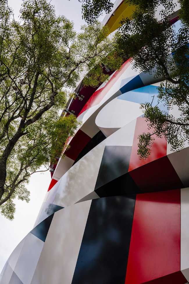 Facciata di un parcheggio come un origami colorata