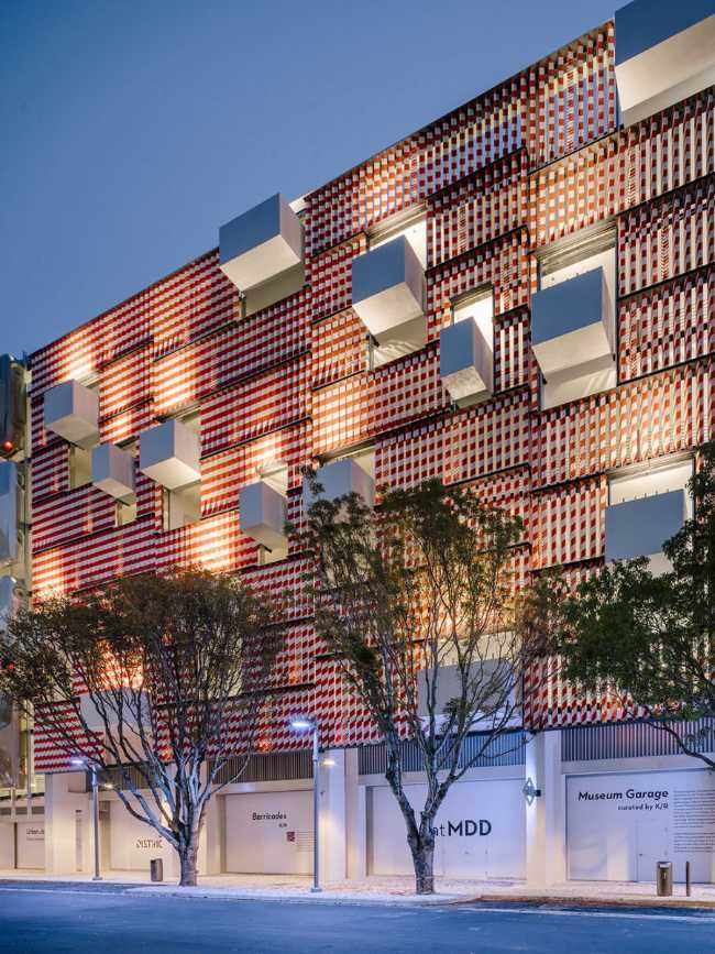 Facciata di un parcheggio dalle forme geometriche