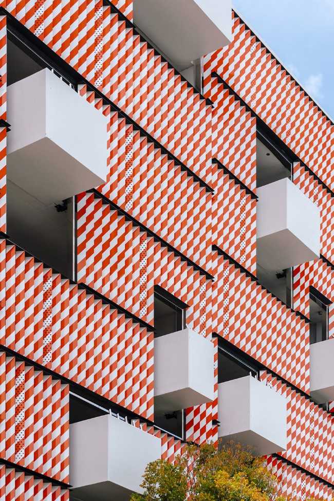 Facciata di un parcheggio dalle forme geometriche