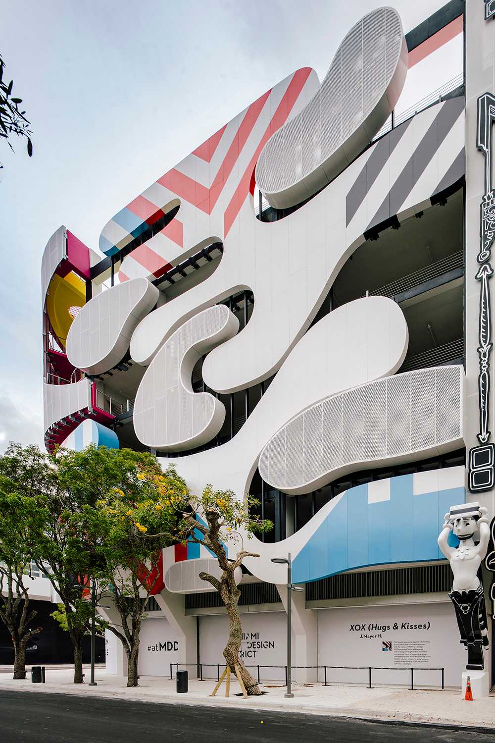 Curved facade of a 7-storey car park