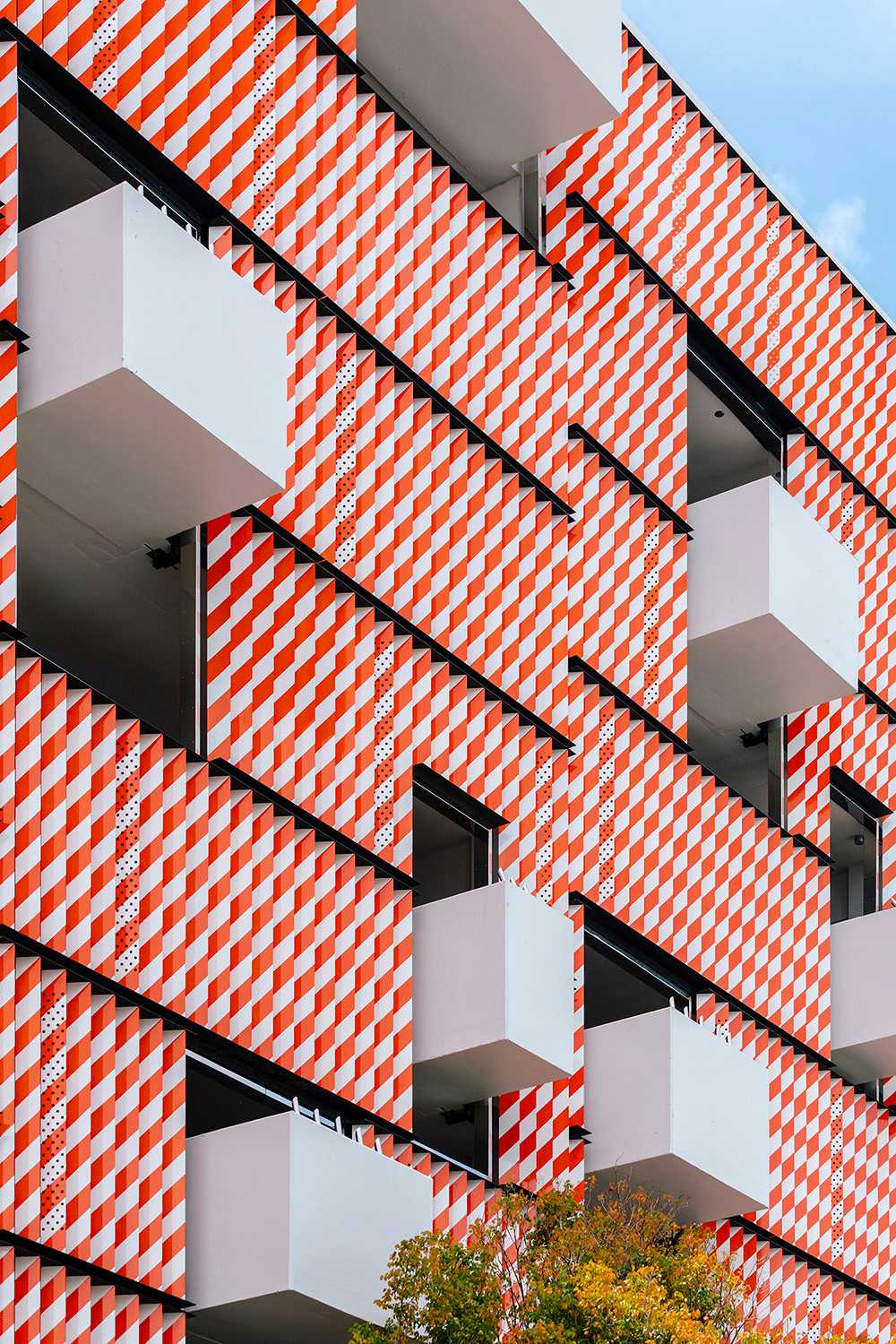 Facciata di un parcheggio di 7 piani dalle forme curvilinee
