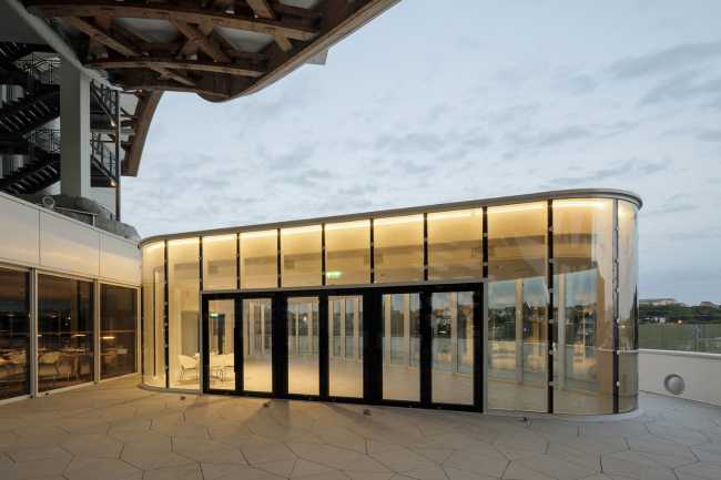 Restaurant with external glass walls