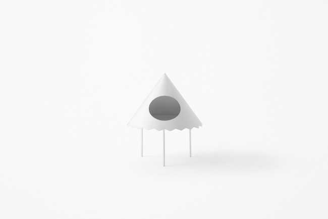 Tables that recall triangular curtains